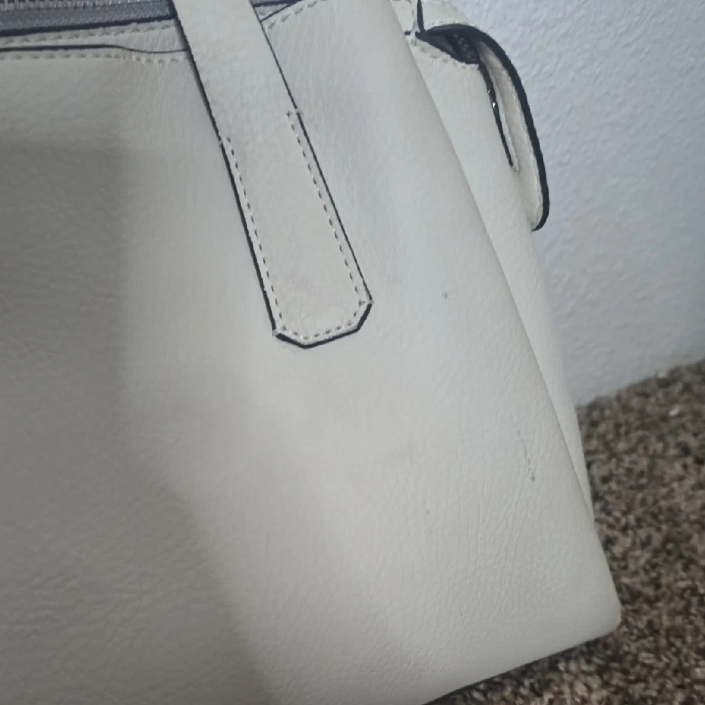 Guess White Leather Shoulder Bag W/ Colorful Tassel Bag Charms (FAIR/GOOD) ✨️